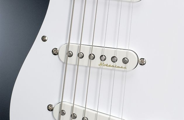 The EC Signature features Fender Vintage Noiseless Pickups.